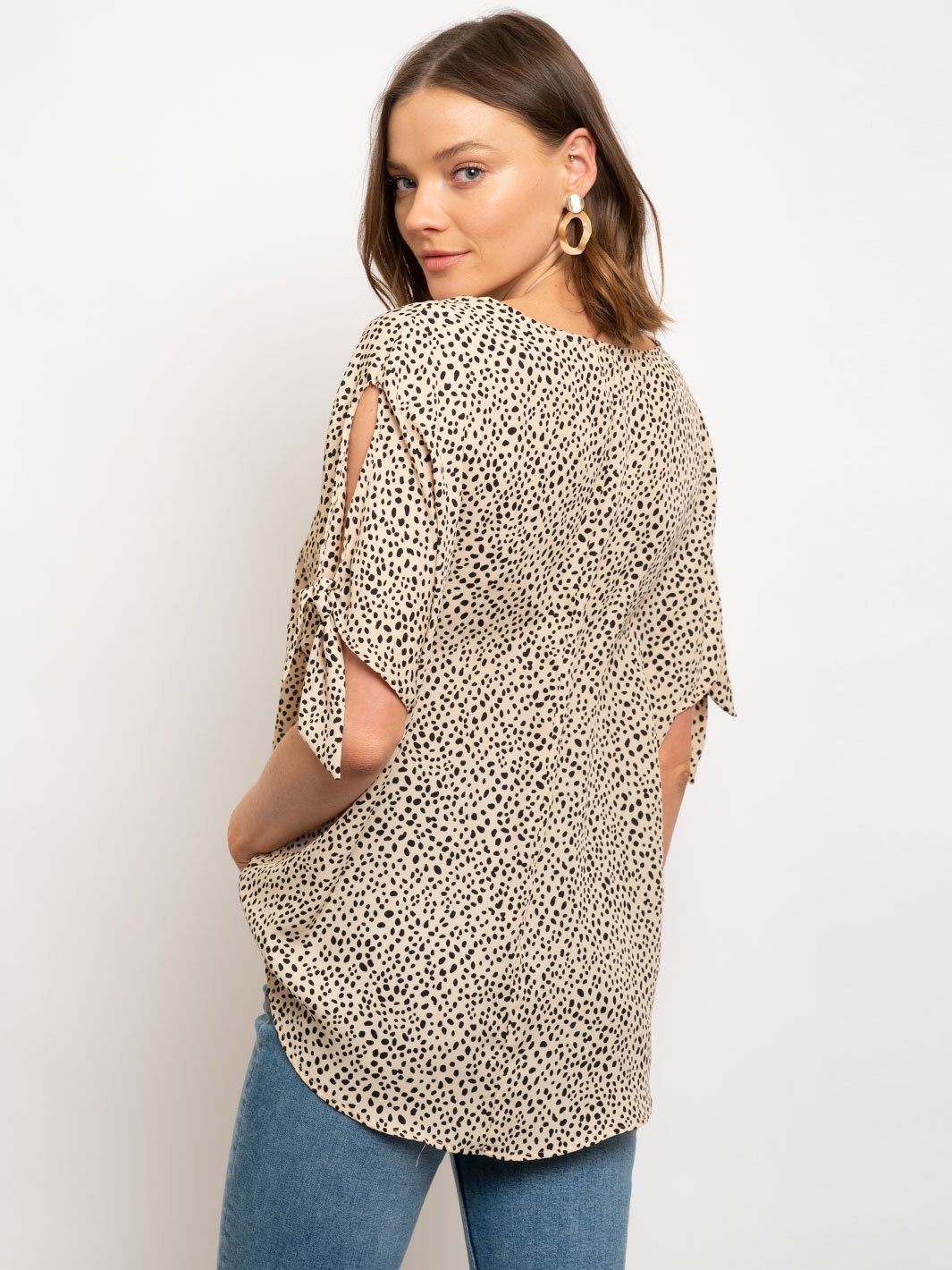 WOMEN'S POLKA DOTS V-NECK TOP