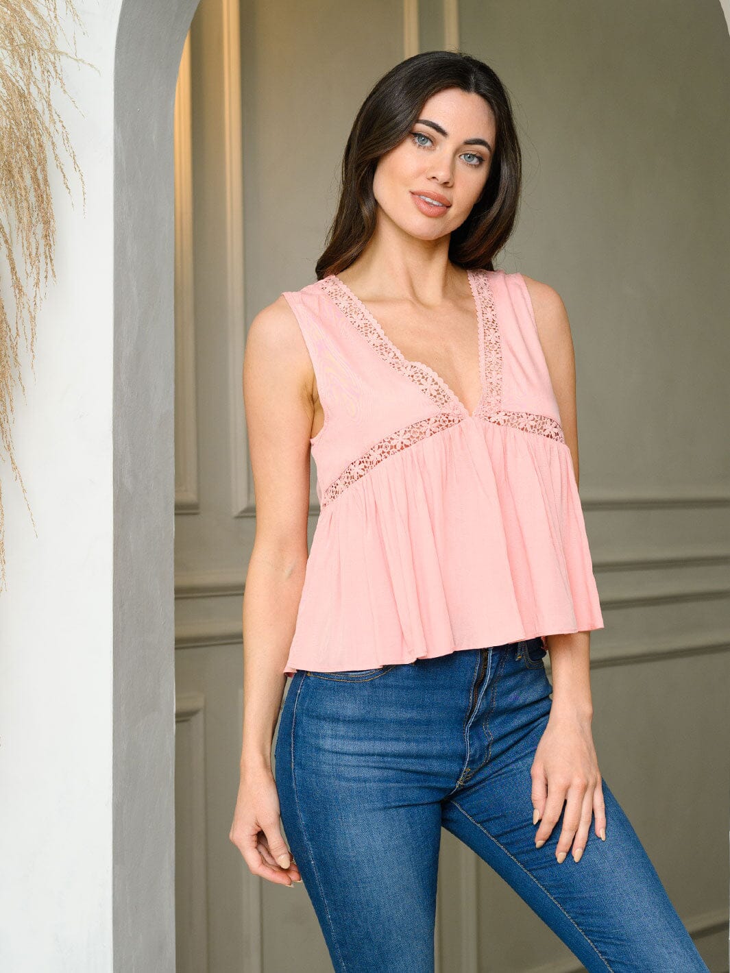 WOMEN'S SLEEVELESS V-NECK LACE TUNIC TOP