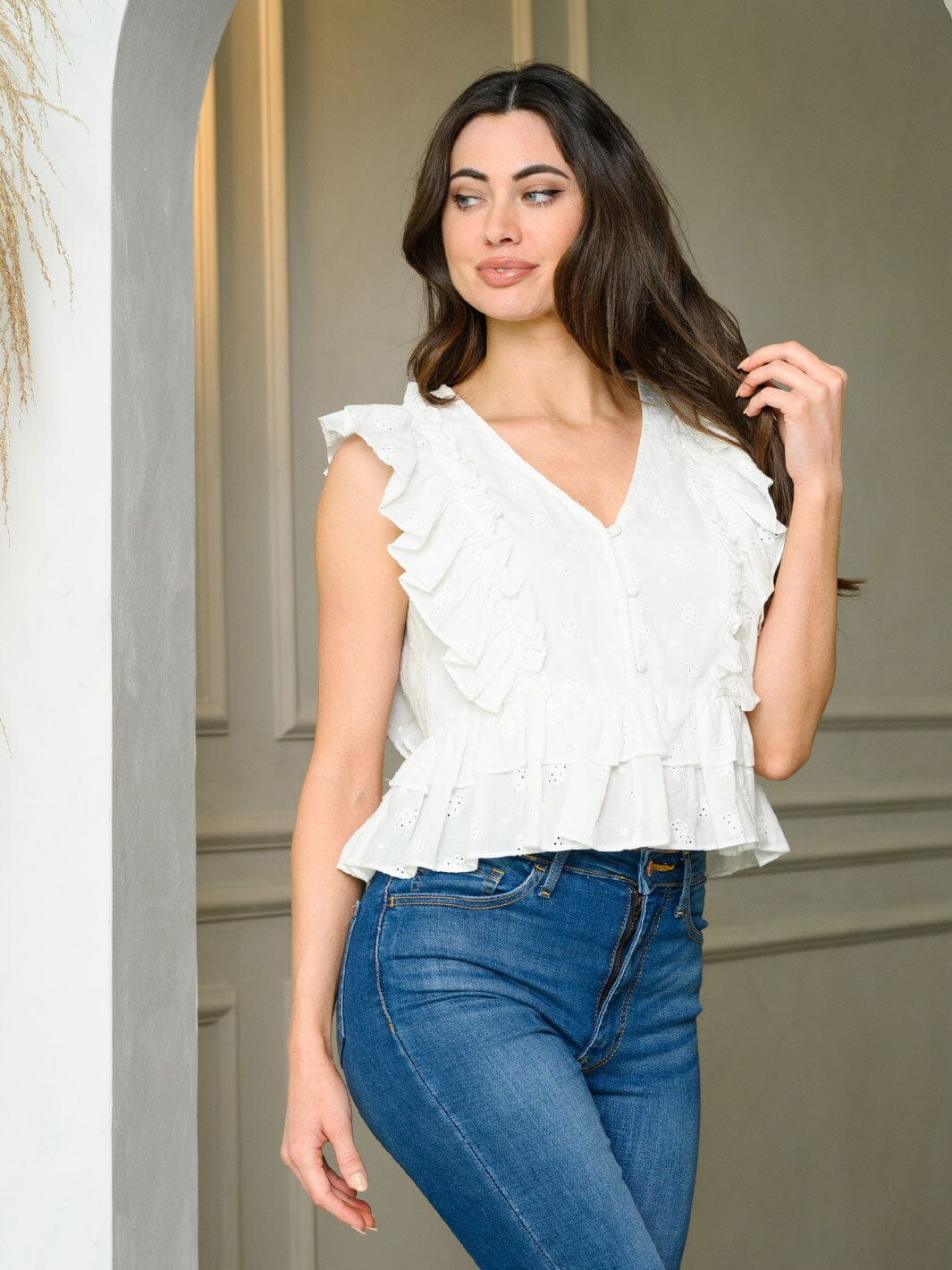 WOMEN'S SLEEVELESS V-NECK RUFFLE TOP