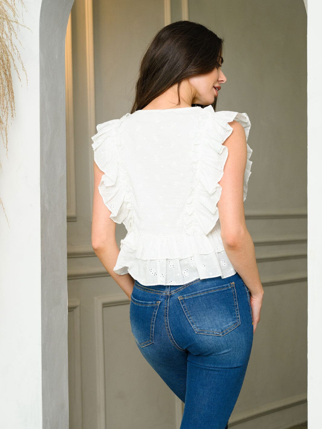 WOMEN'S SLEEVELESS V-NECK RUFFLE TOP