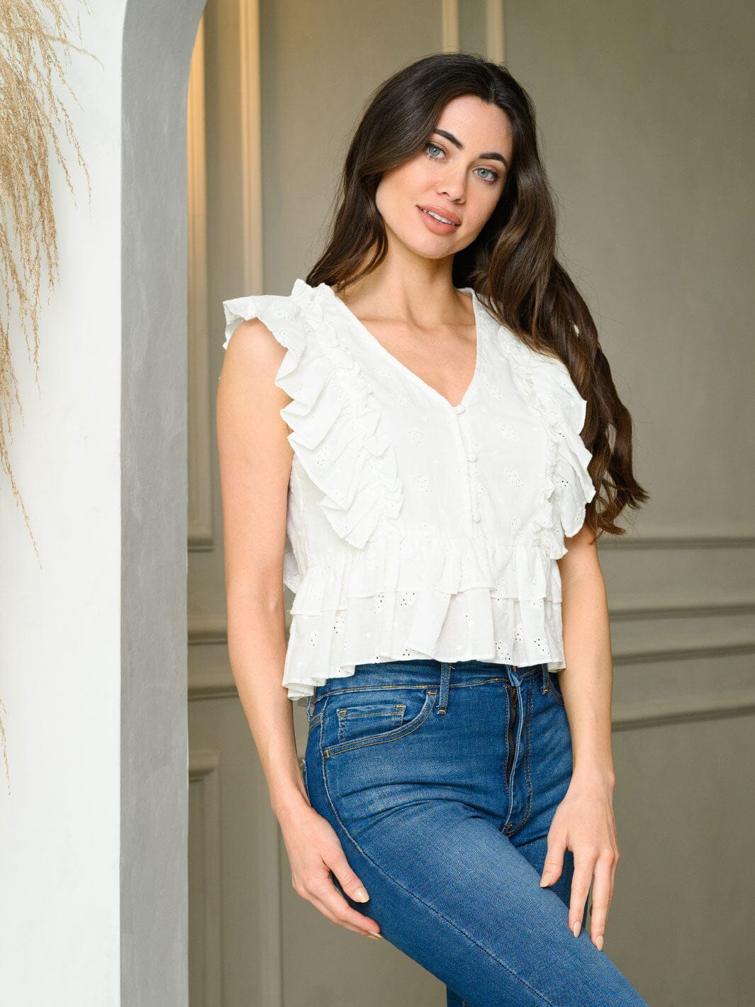WOMEN'S SLEEVELESS V-NECK RUFFLE TOP