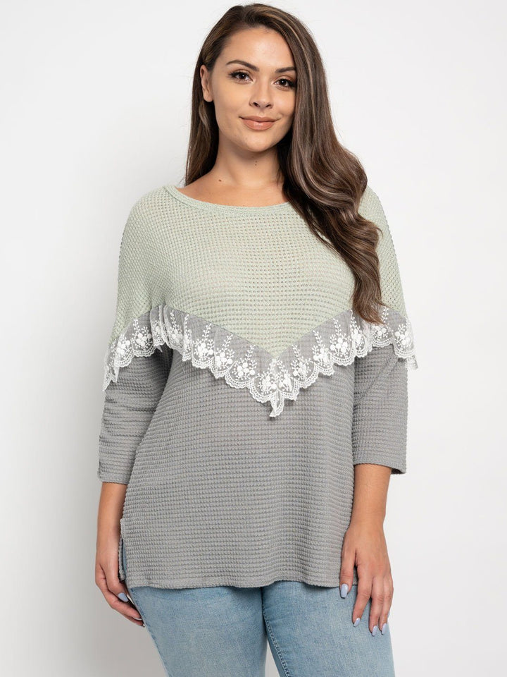 PLUS SIZE 3/4 SLEEVE LACE FRONT DETAIL TOP
