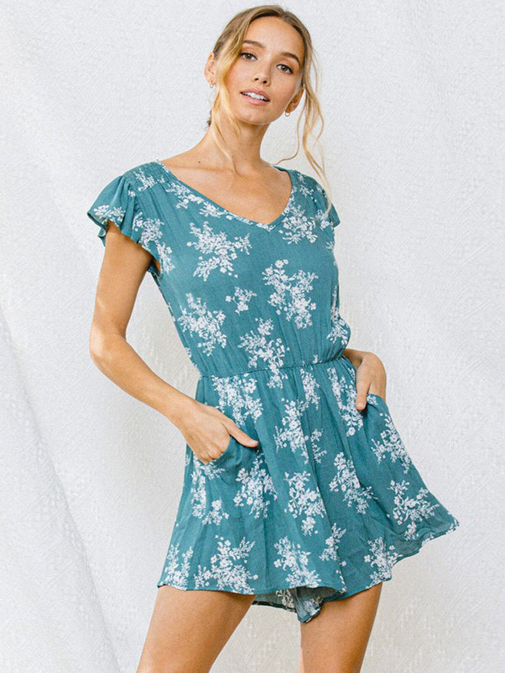 WOMEN'S SHORT RUFFLE SLEEVE V-NECK FLORAL POCKETS ROMPER