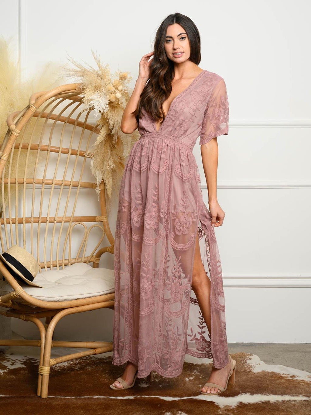 WOMEN'S V-NECK SHORT SLEEVE LACE MAXI DRESS Wholesalefashiontrends.com WOMEN'S V-NECK SHORT SLEEVE LACE MAXI DRESS Wholesalefashiontrends.com