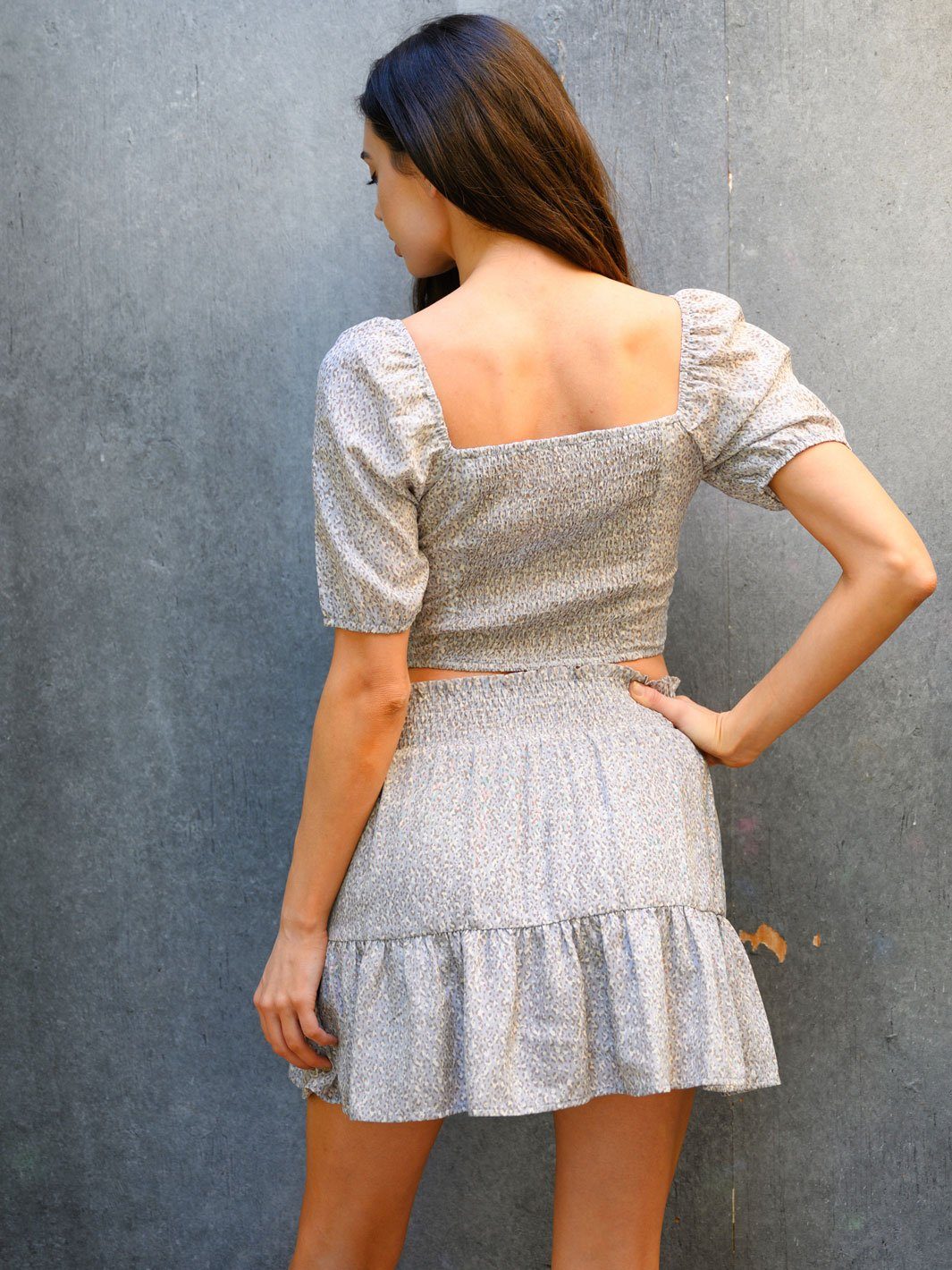 WOMEN'S SMOCKED BACK SHORT SLEEVE CROP TOP