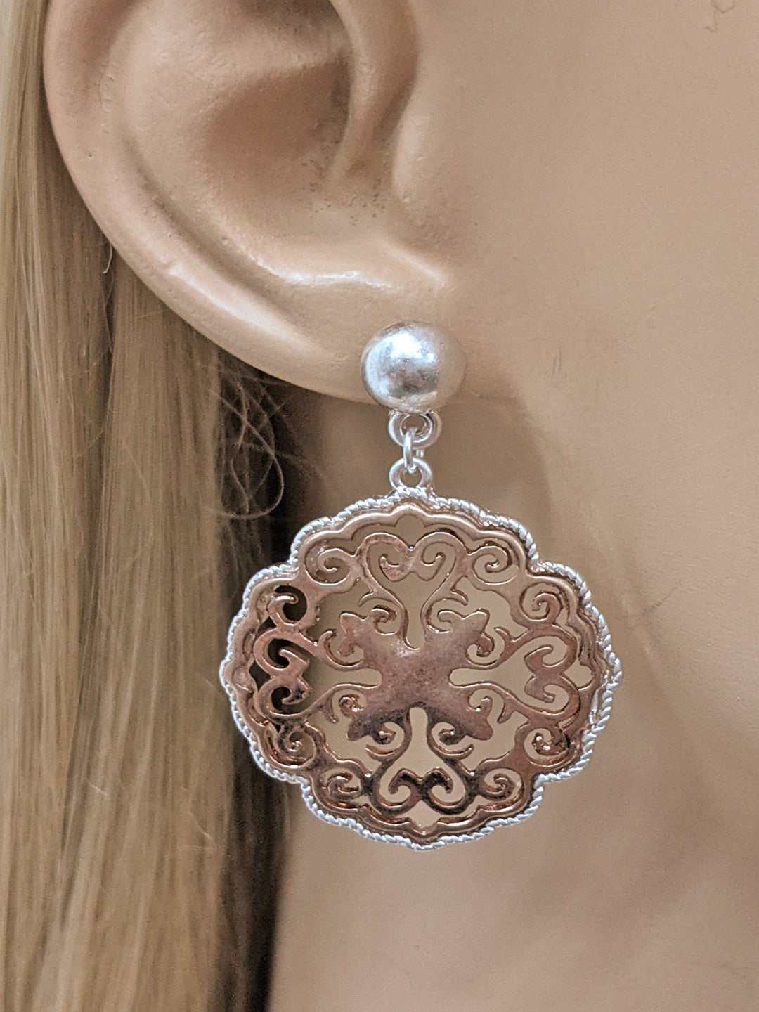 Worn Circle Filigree Drop Fashion Earrings