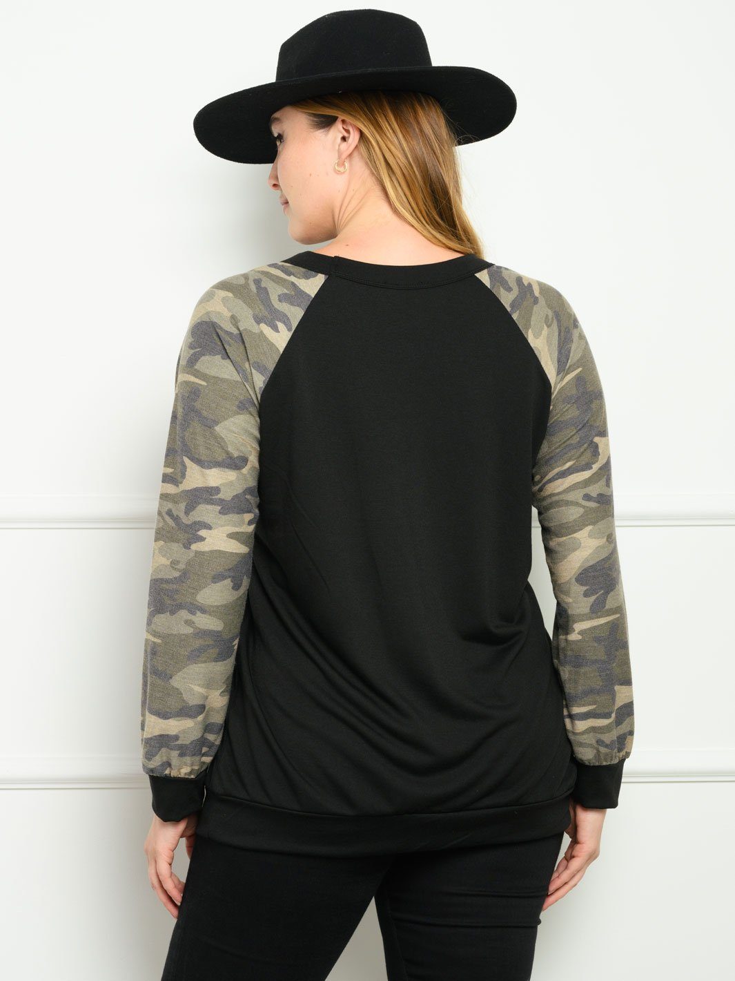 PLUS SIZE LONG SLEEVE CAMO PRINT SOLID TOP