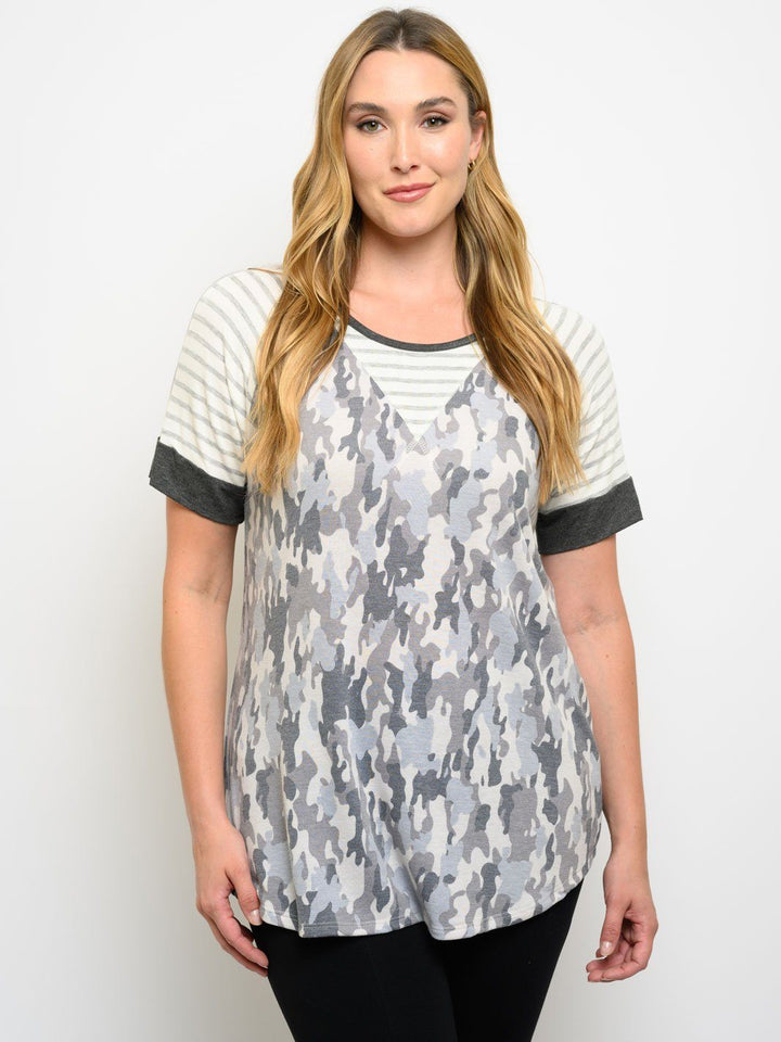 PLUS SIZE CAMO PRINT SHORT SLEEVE TOP