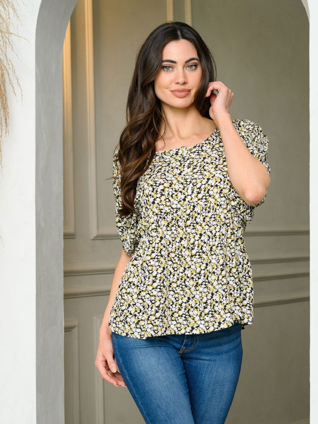 WOMEN'S SHORT SLEEVE V-NECK DITSY FLORAL BLOUSE TOP