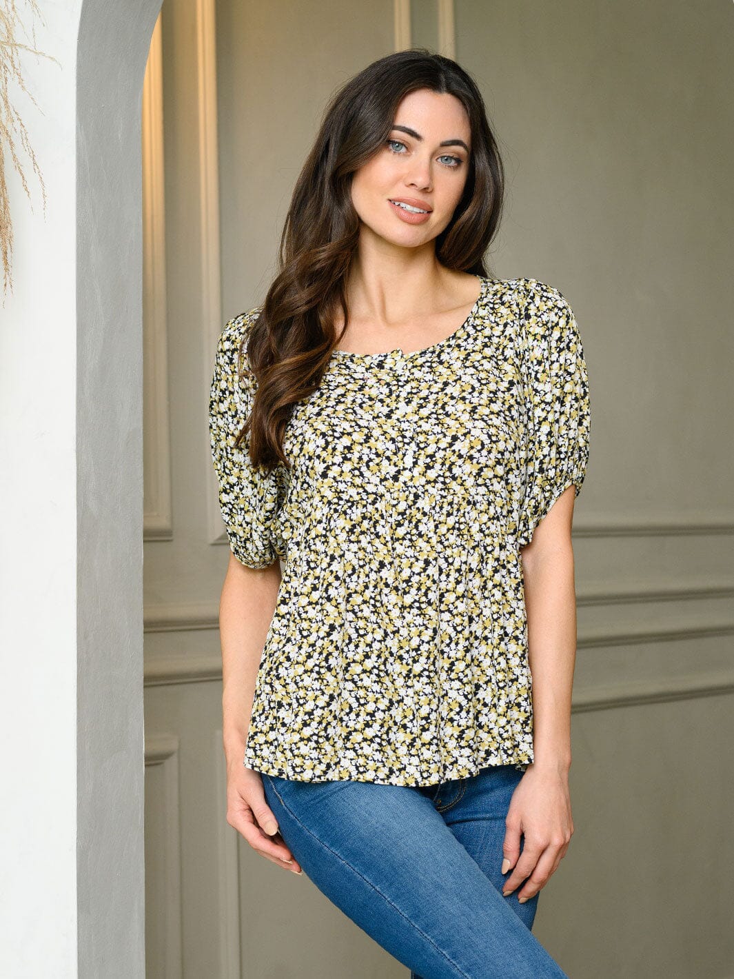 WOMEN'S SHORT SLEEVE V-NECK DITSY FLORAL BLOUSE TOP