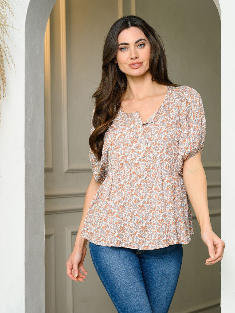 WOMEN'S SHORT SLEEVE V-NECK DITSY FLORAL BLOUSE TOP