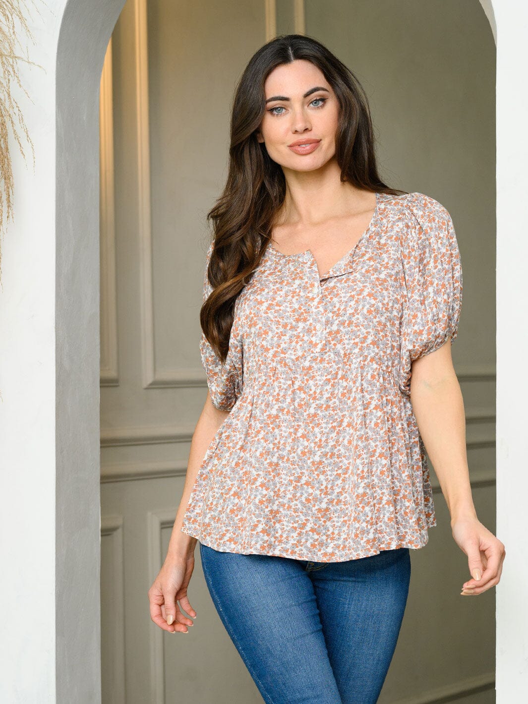 WOMEN'S SHORT SLEEVE V-NECK DITSY FLORAL BLOUSE TOP