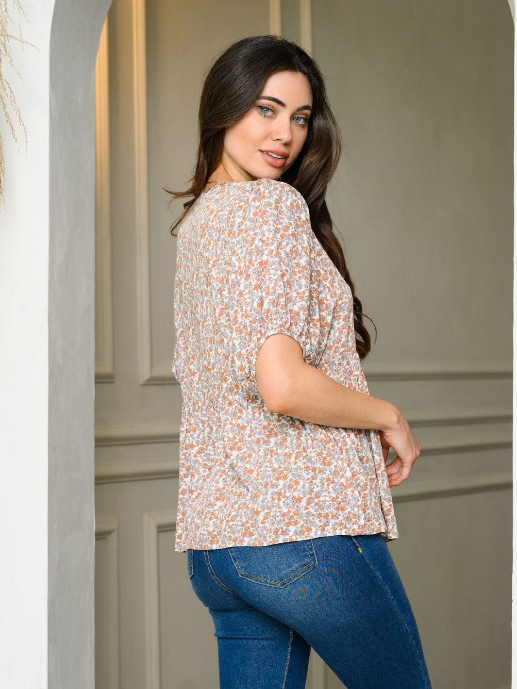 WOMEN'S SHORT SLEEVE V-NECK DITSY FLORAL BLOUSE TOP
