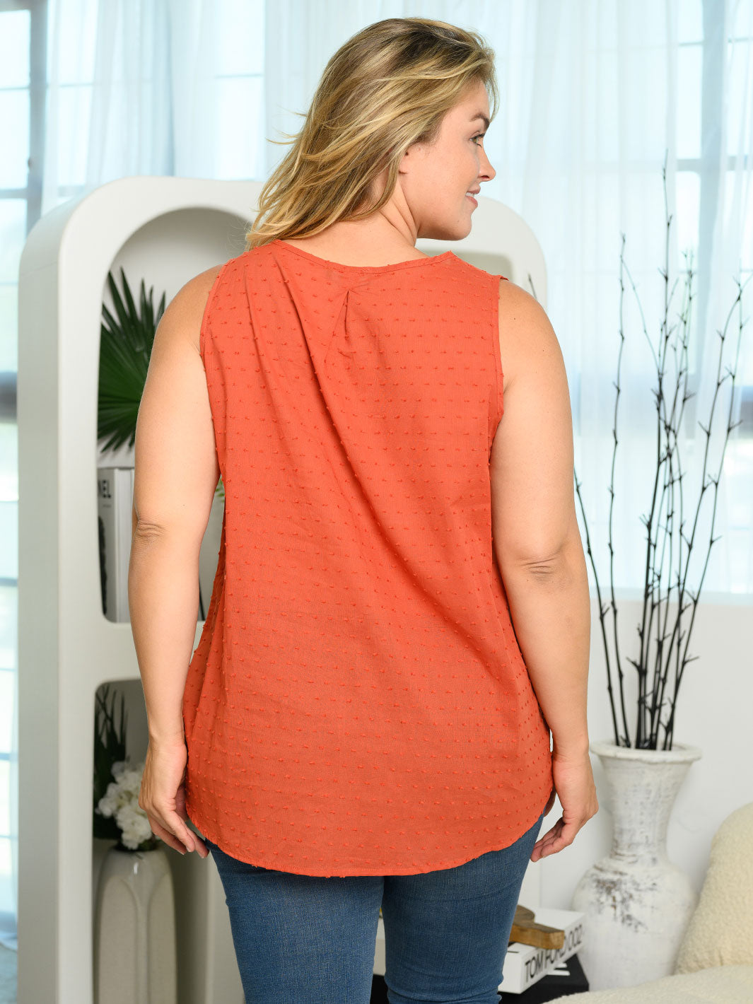PLUS SIZE SLEEVELESS V-NECK TANK TOP
