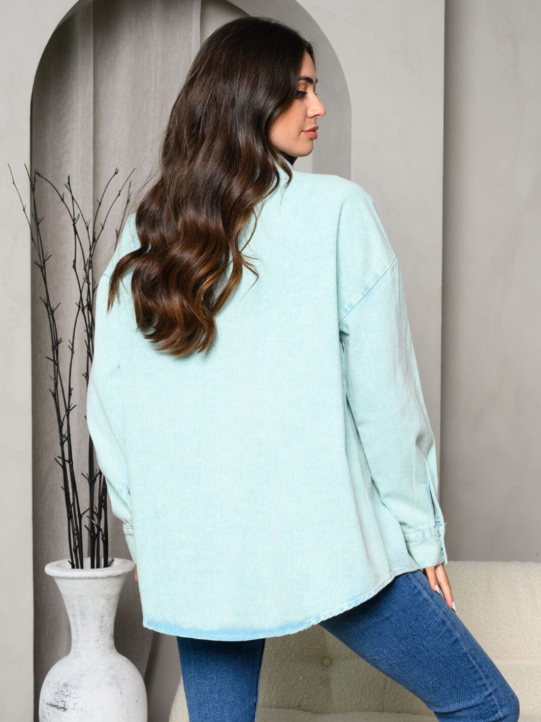 WOMEN'S LONG SLEEVE WASHED BUTTON CLOSURE DENIM JACKET