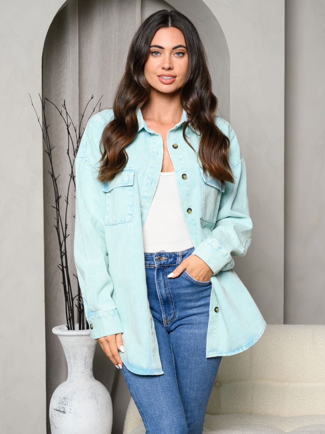 WOMEN'S LONG SLEEVE WASHED BUTTON CLOSURE DENIM JACKET