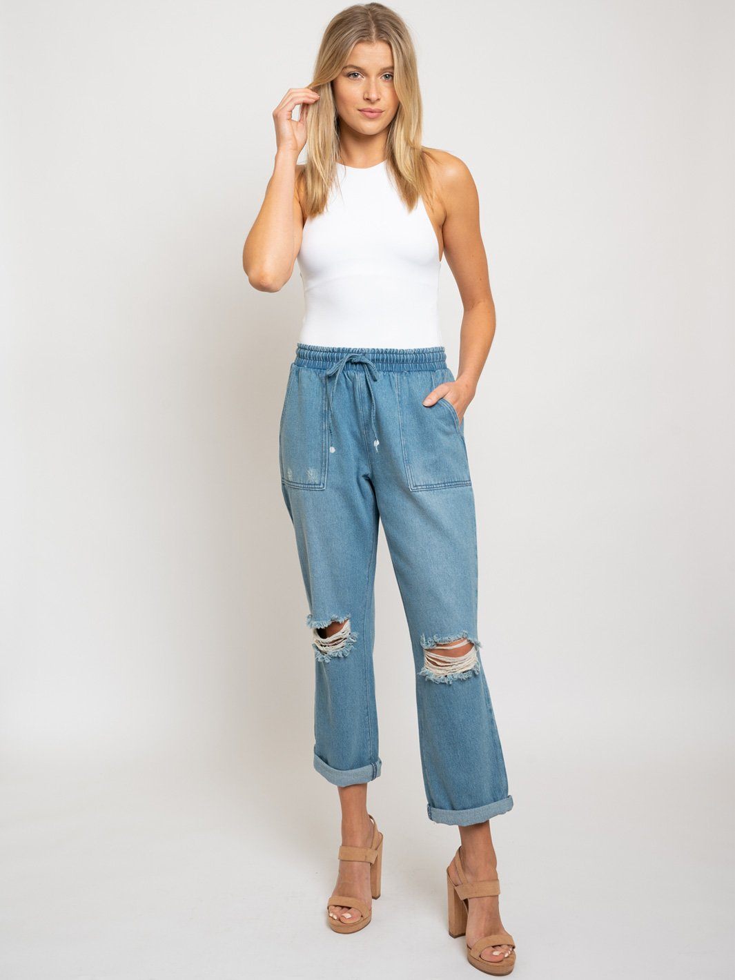 WOMEN'S DISTRESSED MEDIUM WASH JEANS