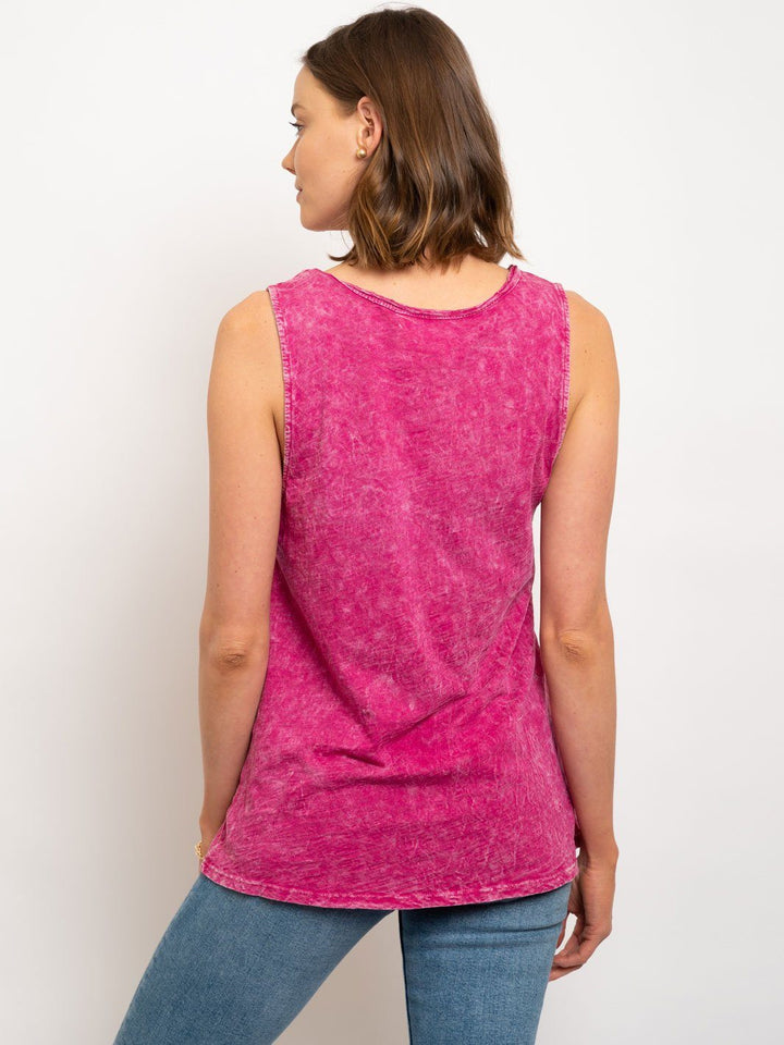 WOMEN'S SLEEVELESS MINERAL WASH VACAY GRAPGIC TANK TOP