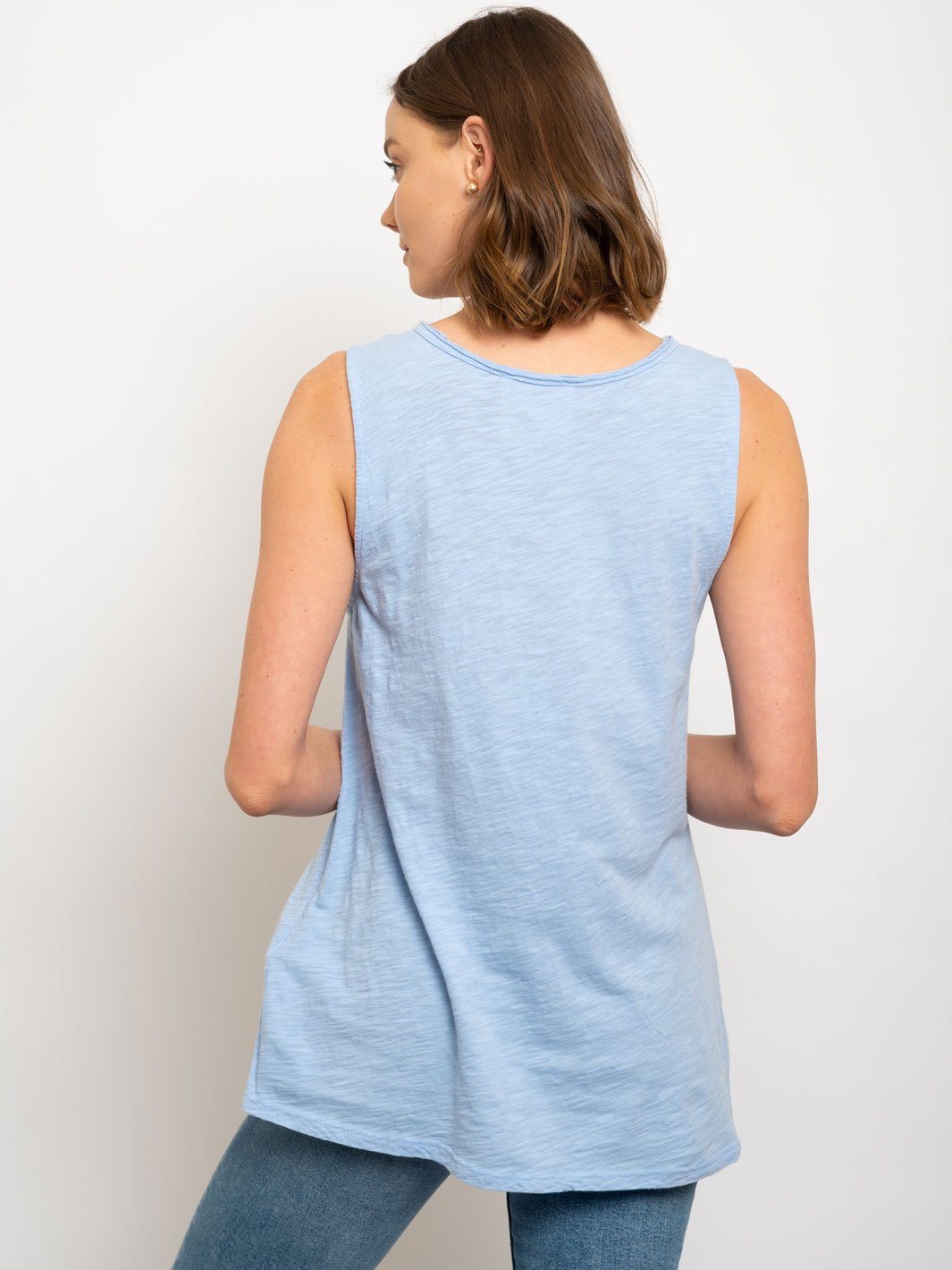 WOMEN'S SLEEVELESS MINERAL WASH VACAY GRAPGIC TANK TOP