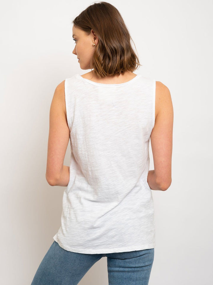 WOMEN'S SLEEVELESS MINERAL WASH VACAY GRAPGIC TANK TOP