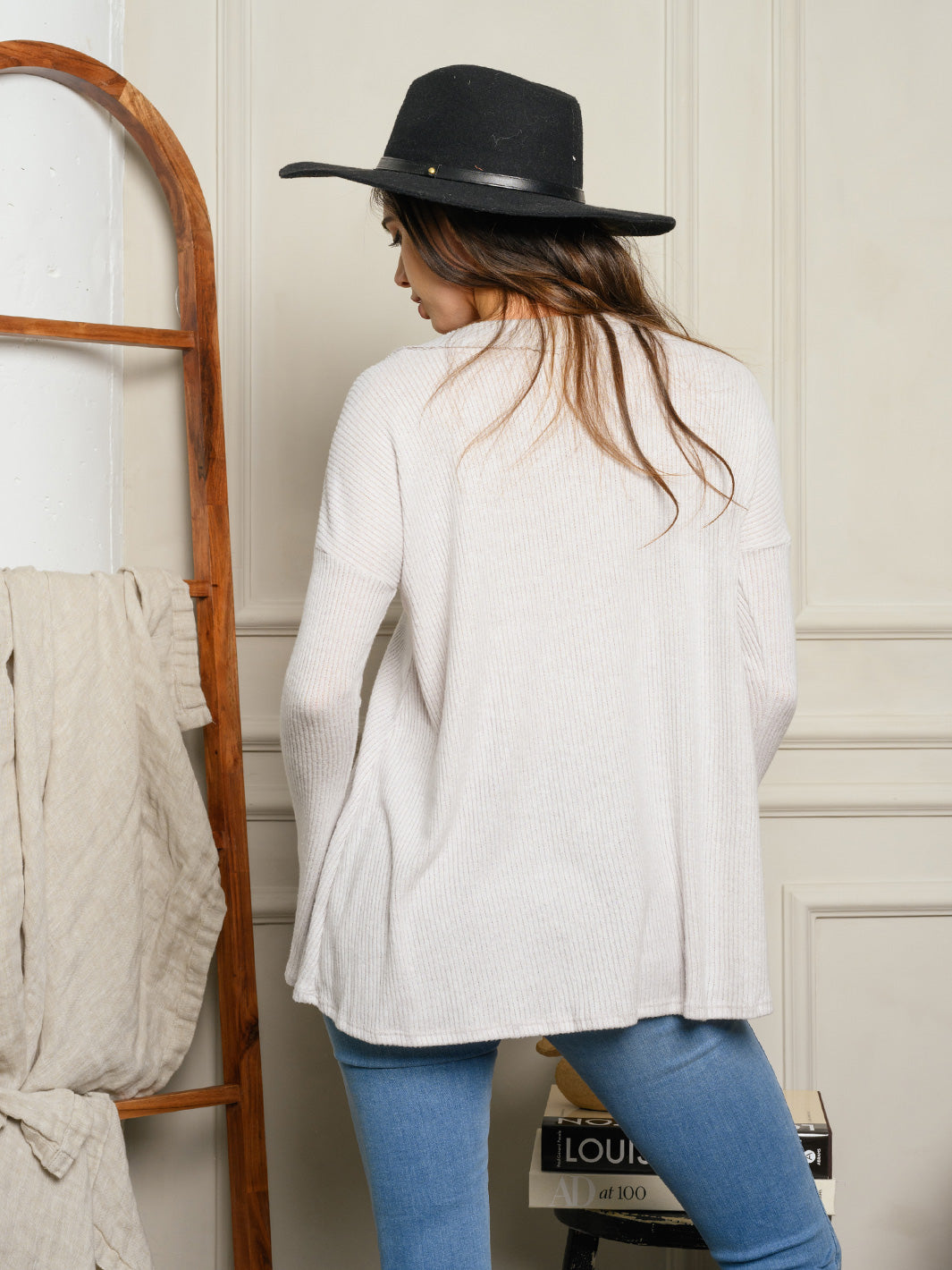 WOMEN'S LONG SLEEVE V-NECK TOP