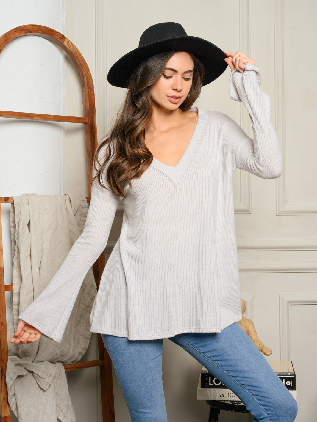 WOMEN'S LONG SLEEVE V-NECK TOP