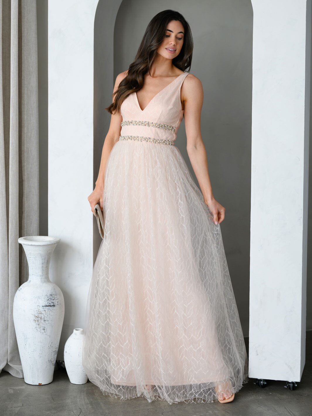 WOMEN'S SLEEVELESS V-NECK PEARL DETAILED LACE GOWN MAXI DRESS