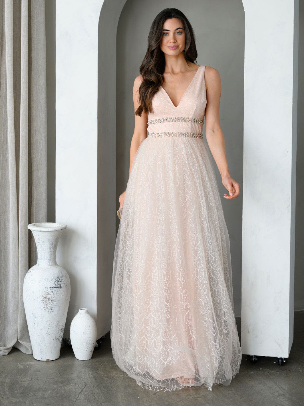 WOMEN'S SLEEVELESS V-NECK PEARL DETAILED LACE GOWN MAXI DRESS