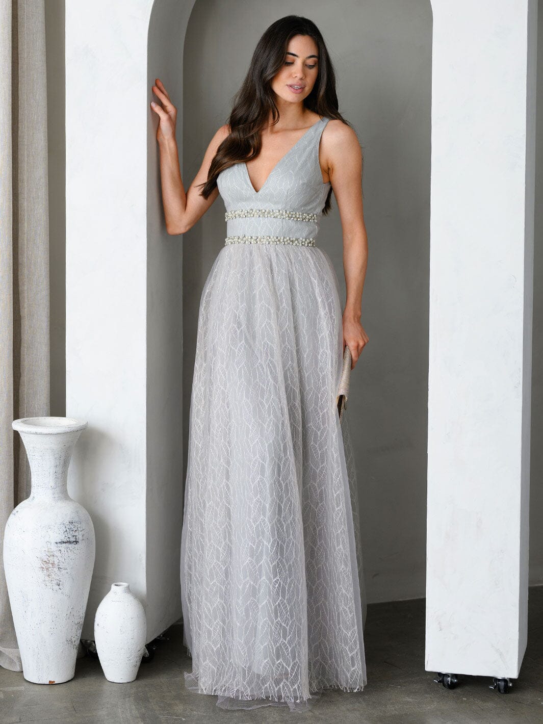WOMEN'S SLEEVELESS V-NECK PEARL DETAILED LACE GOWN MAXI DRESS