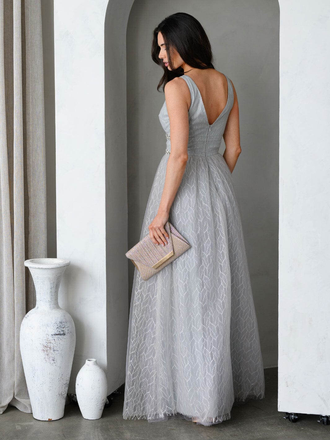 WOMEN'S SLEEVELESS V-NECK PEARL DETAILED LACE GOWN MAXI DRESS