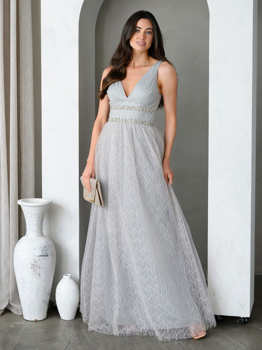 WOMEN'S SLEEVELESS V-NECK PEARL DETAILED LACE GOWN MAXI DRESS