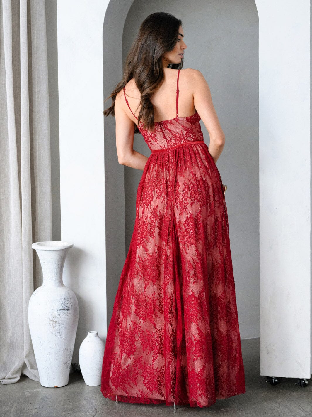 WOMEN'S SLEEVELESS V-NECK LACE GOWN MAXI DRESS