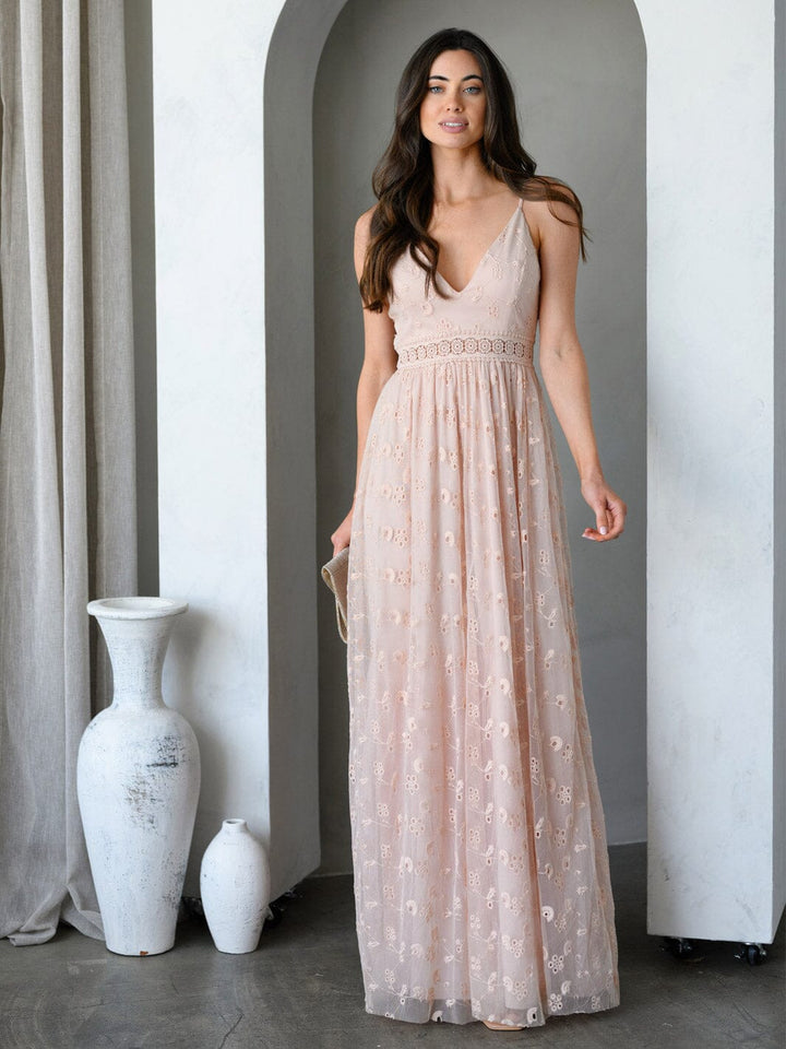 WOMEN'S SLEEVELESS V-NECK LACE EYELET DETAILED MAXI DRESS
