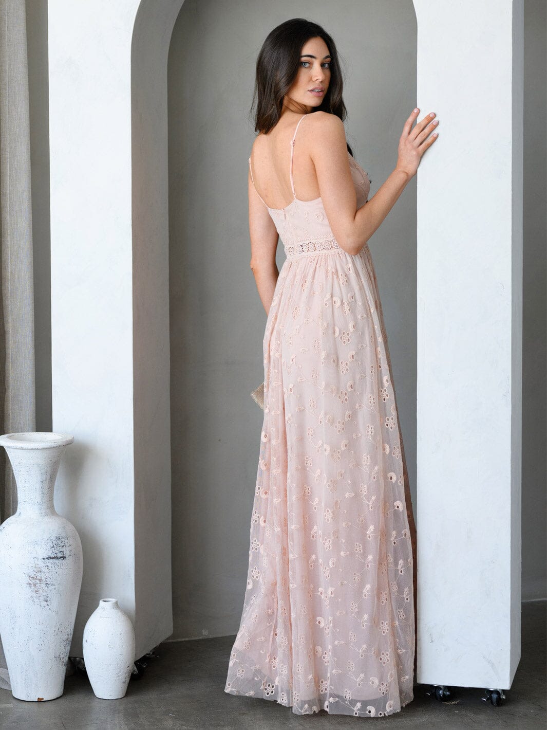 WOMEN'S SLEEVELESS V-NECK LACE EYELET DETAILED MAXI DRESS