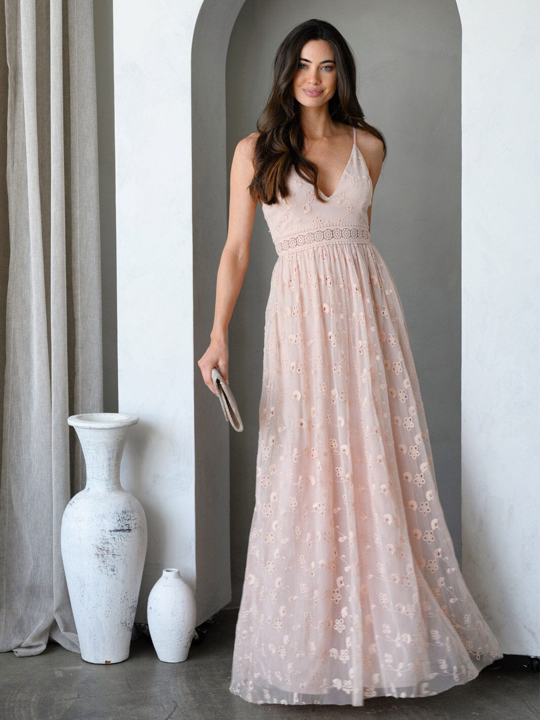 WOMEN'S SLEEVELESS V-NECK LACE EYELET DETAILED MAXI DRESS