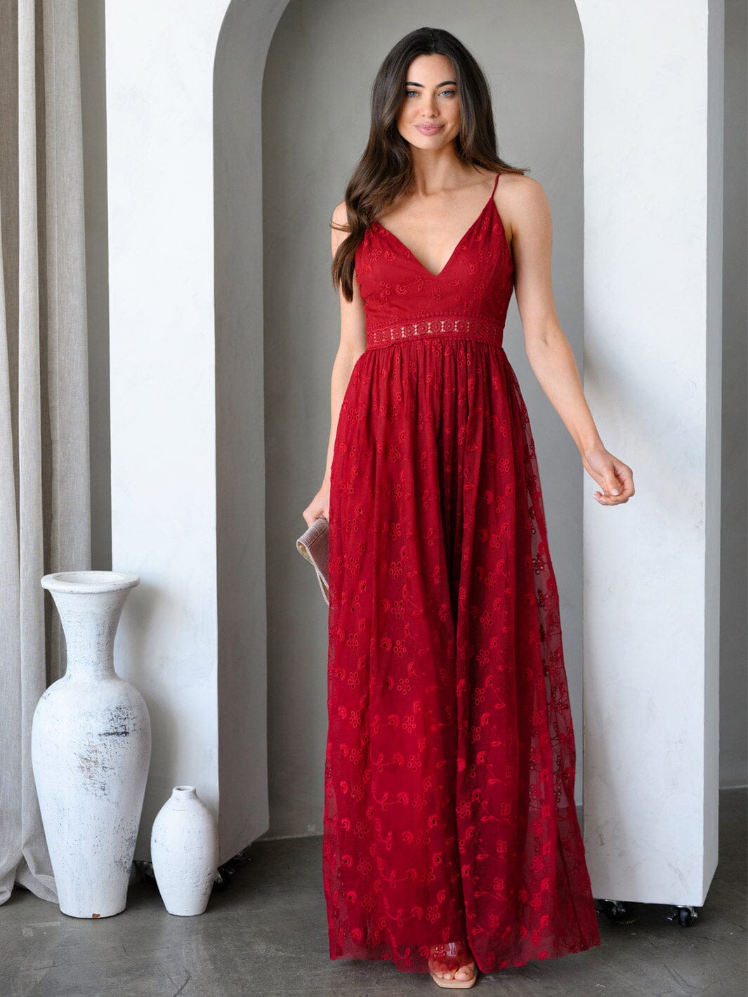 WOMEN'S SLEEVELESS V-NECK LACE EYELET DETAILED MAXI DRESS