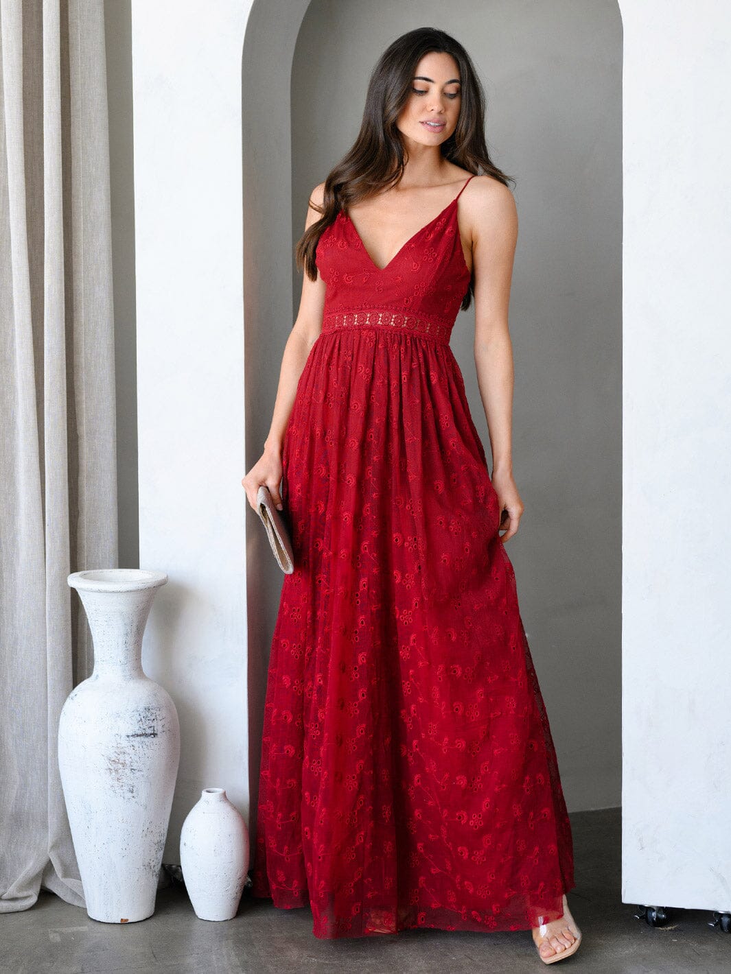 WOMEN'S SLEEVELESS V-NECK LACE EYELET DETAILED MAXI DRESS