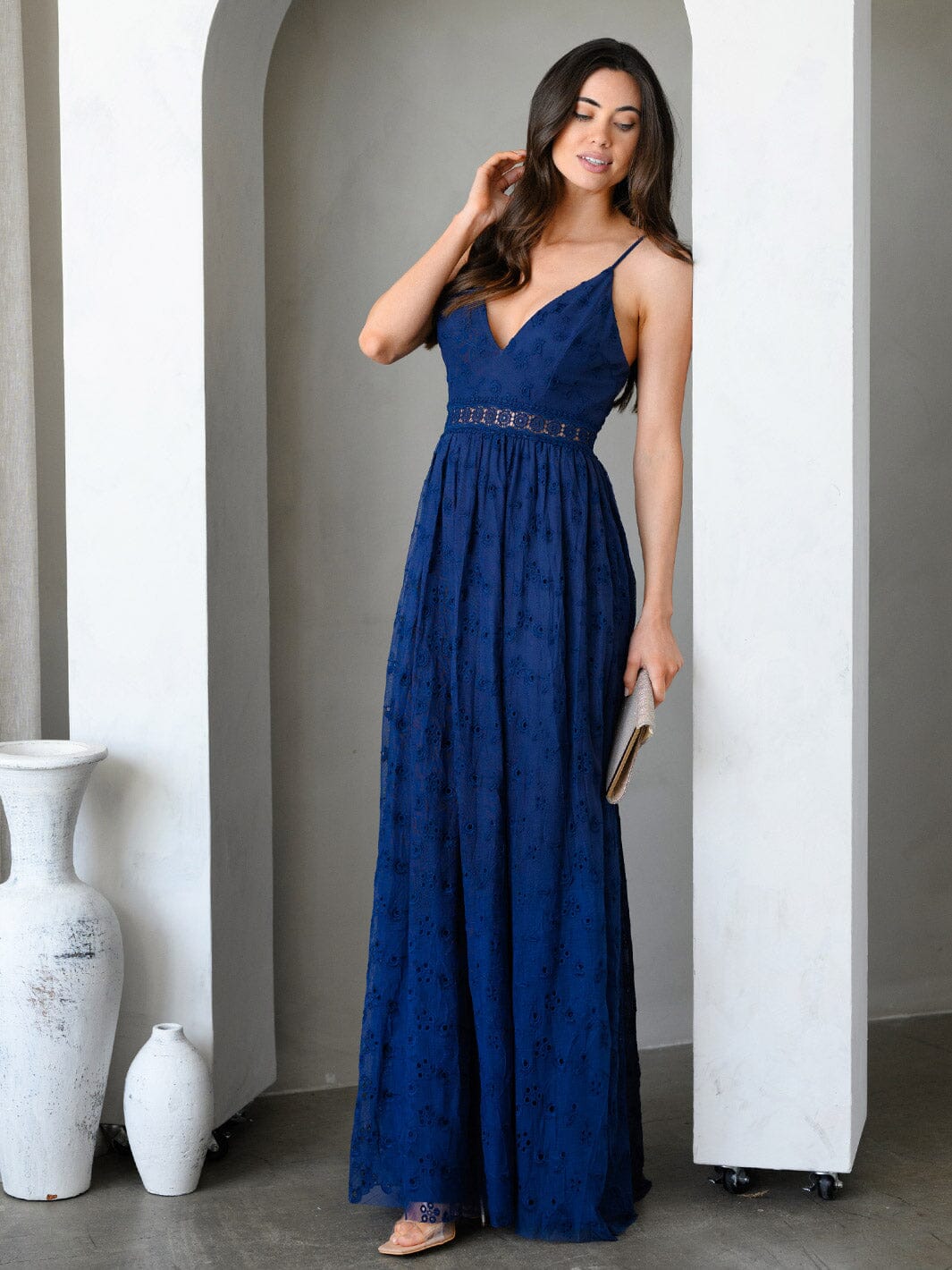 WOMEN'S SLEEVELESS V-NECK LACE EYELET DETAILED MAXI DRESS