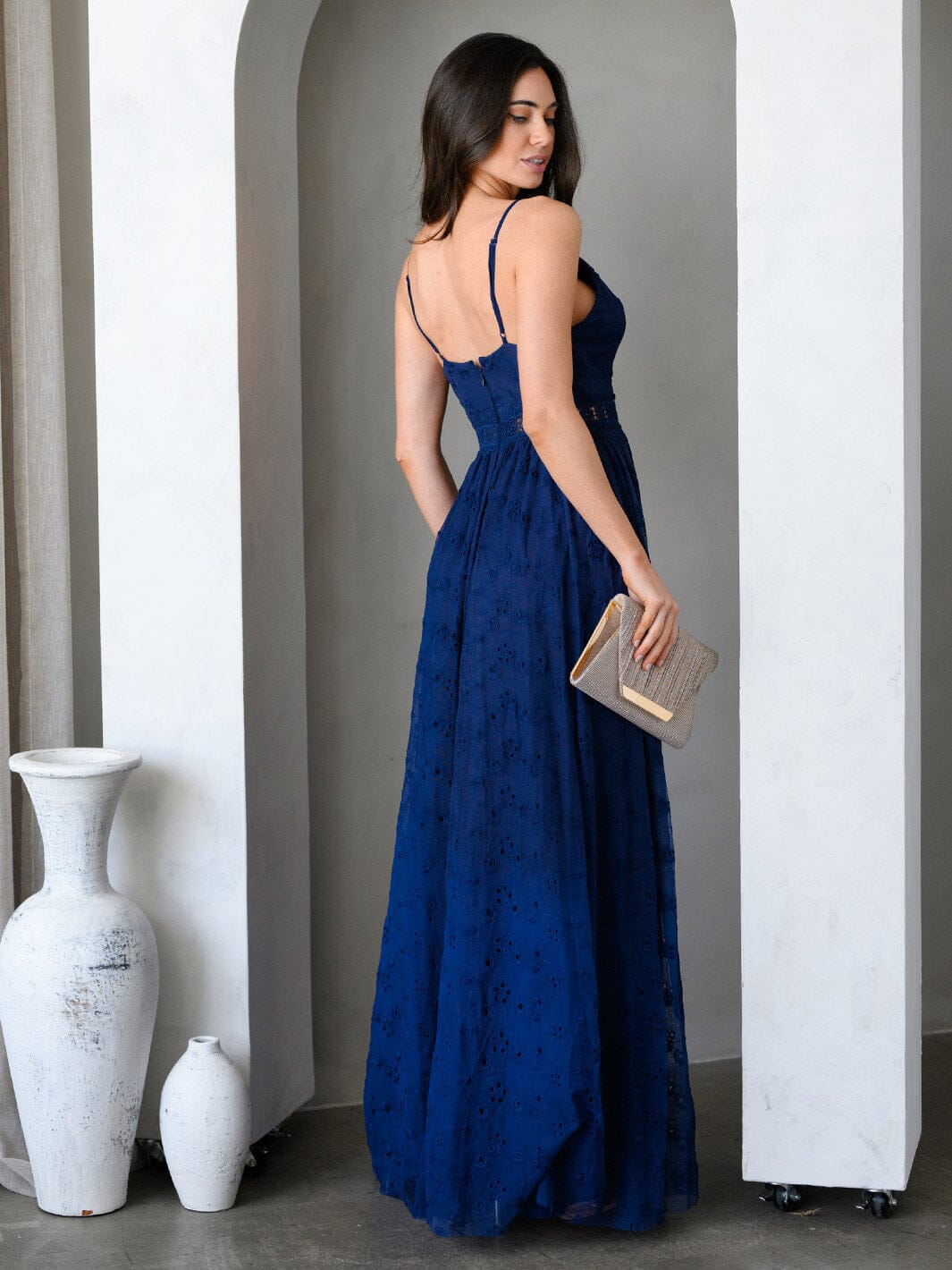 WOMEN'S SLEEVELESS V-NECK LACE EYELET DETAILED MAXI DRESS