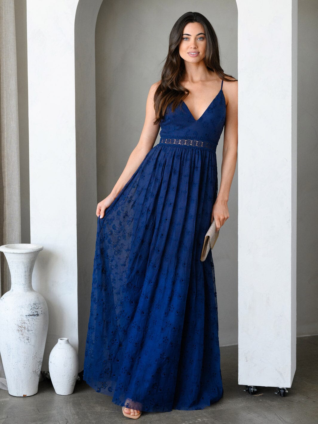 WOMEN'S SLEEVELESS V-NECK LACE EYELET DETAILED MAXI DRESS