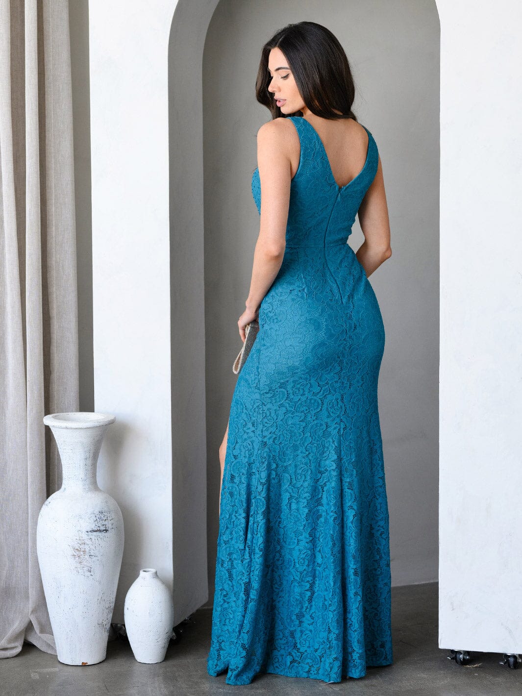 WOMEN'S SLEEVELESS V-NECK FRONT SLIT LACE STUDS DETAILED MAXI DRESS