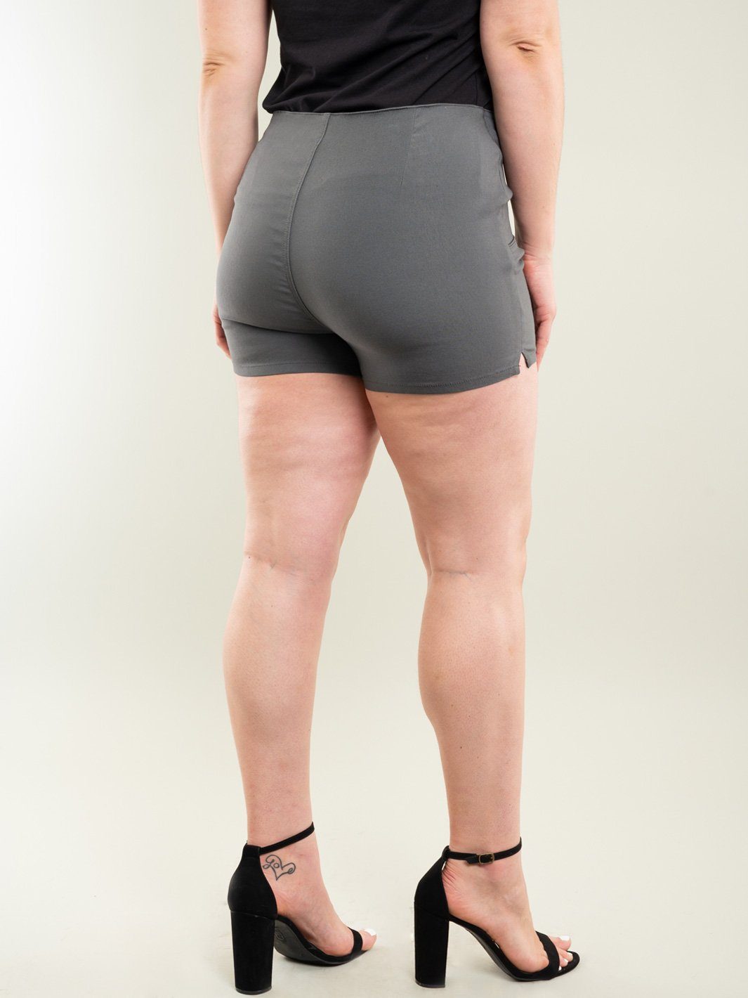 PLUS SIZE BOTTON DETAIL SHORTS