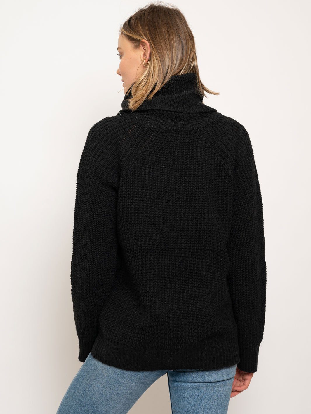 WOMEN'S BLACK TURTLENECK SWEATER