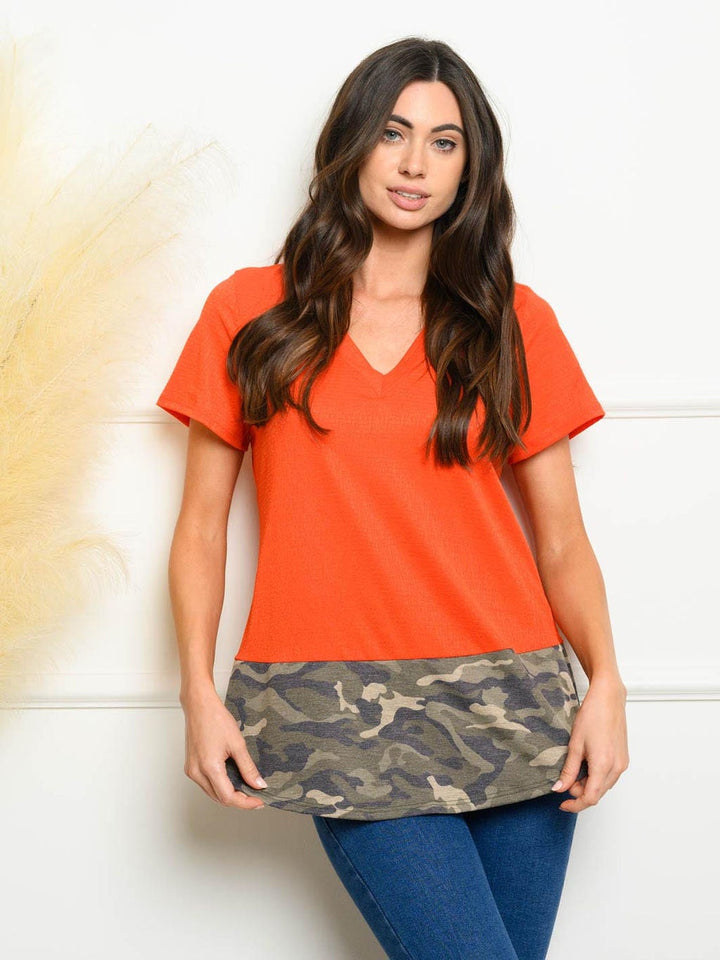 WOMEN'S SHORT SLEEVE V-NECK CAMO PRINT TOP