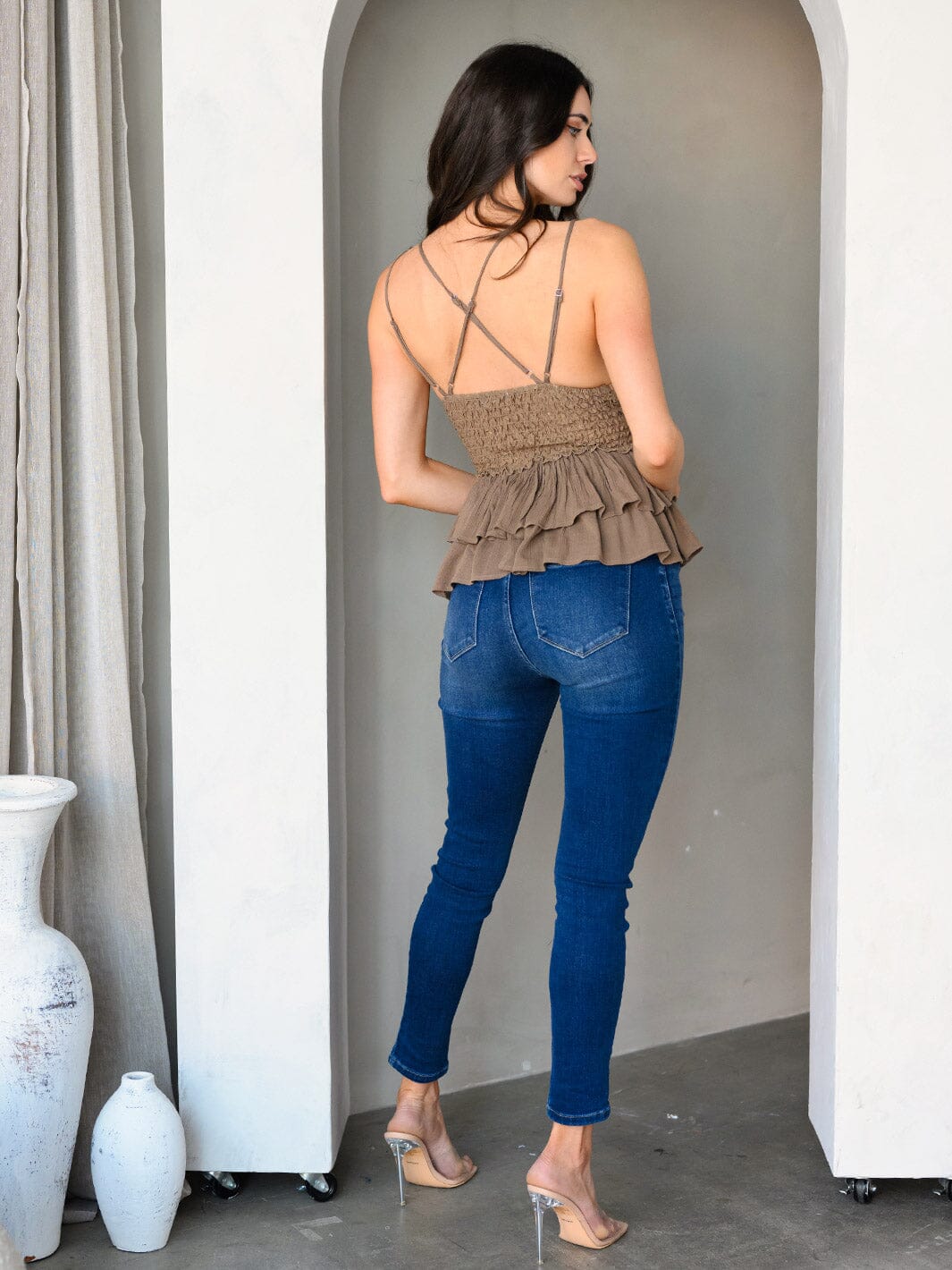 WOMEN'S SLEEVELESS V-NECK LACE RUFFLE OPEN BACK TOP