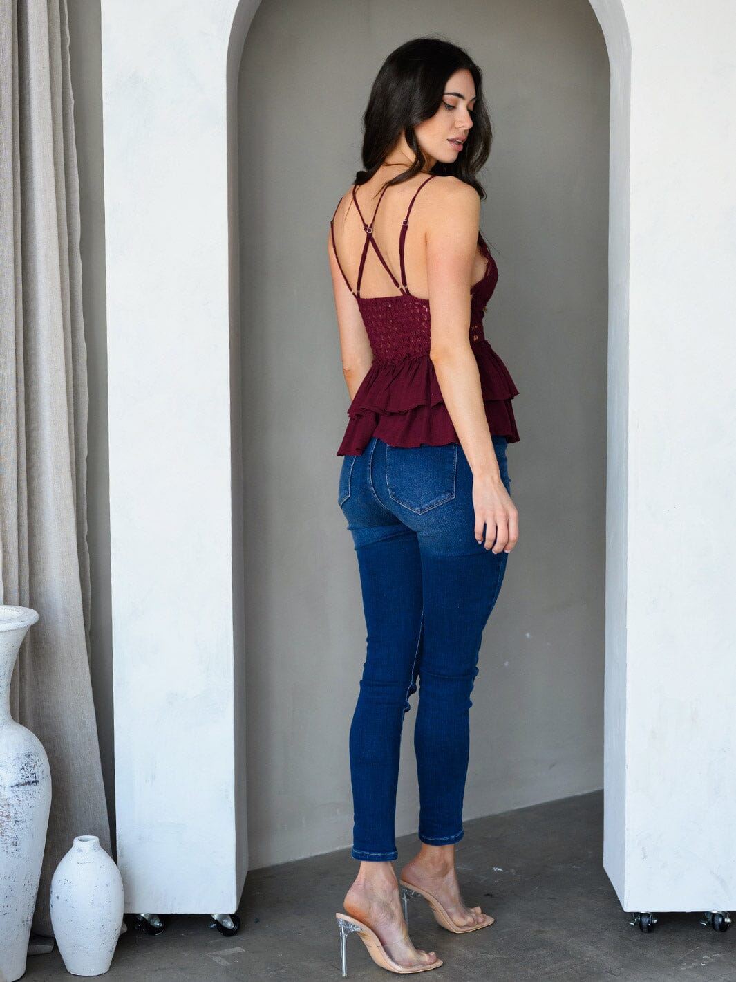 WOMEN'S SLEEVELESS V-NECK LACE RUFFLE OPEN BACK TOP