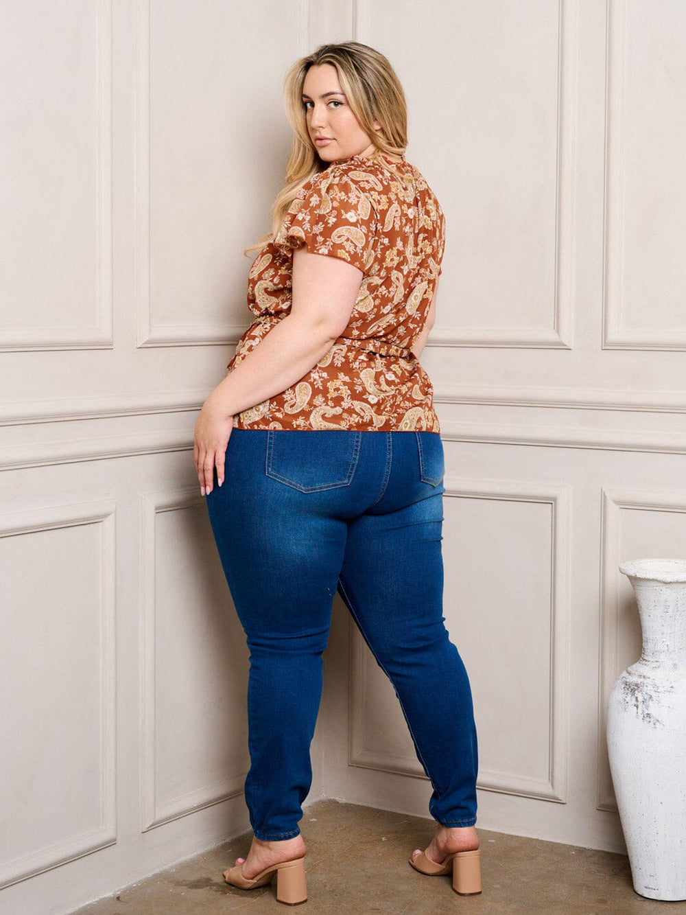 PLUS SIZE SHORT SLEEVE MOCK NECK SELF TIE MULTI PRINT TOP