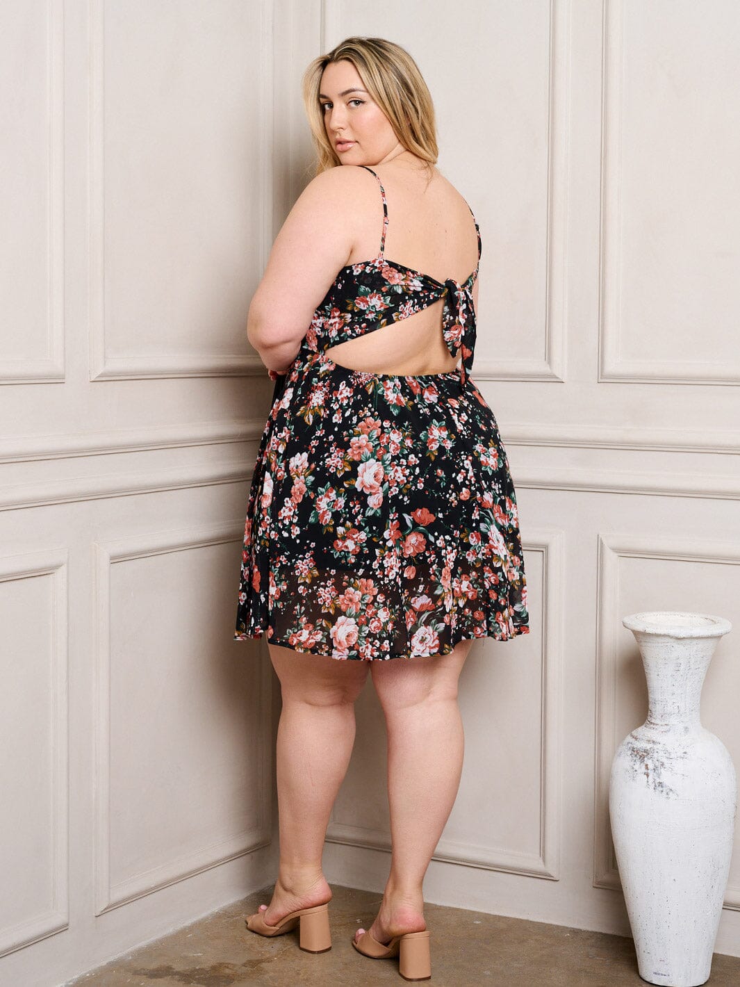 PLUS SIZE SLEEVELESS V-NECK OPEN BACK FLORAL MINI DRESS