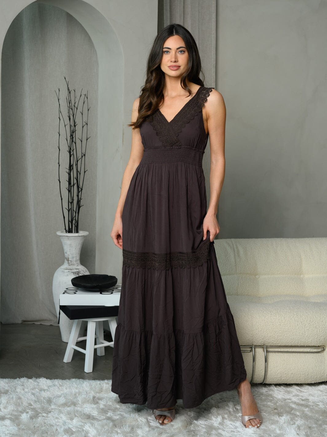 WOMEN'S SLEEVELESS V-NECK EMBROIDERY DETAILED MAXI DRESS